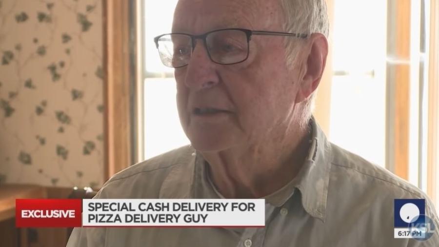 O entregador de pizza de 89 anos teve o vídeo de seu trabalho compartilhado no TikTok por um cliente, nos EUA - Reprodução/YouTube/KSL News