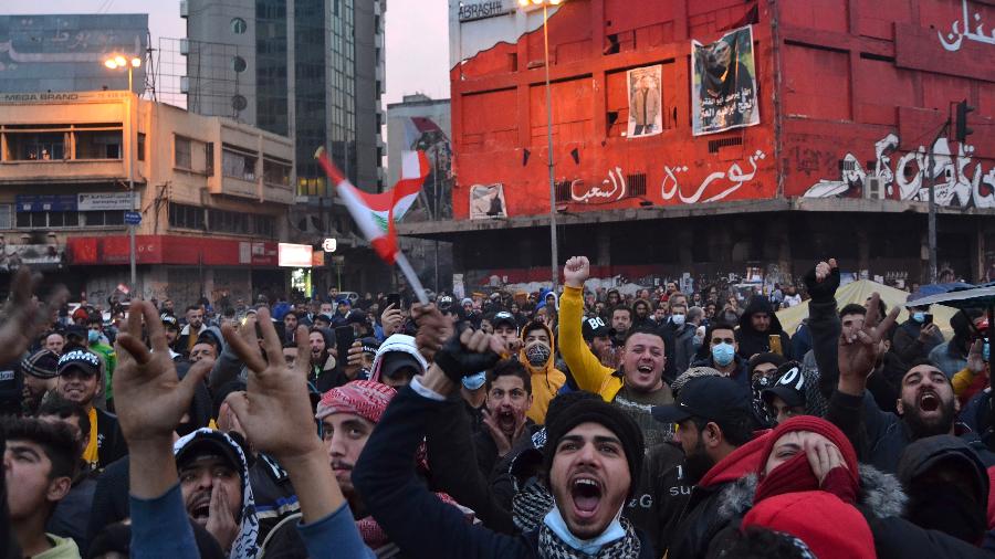 27.jan.21 - Mais de 220 pessoas ficaram feridas após manifestação no Líbano contra medidas de restrições anunciadas pelo governo - Fathi AL-MASRI / AFP