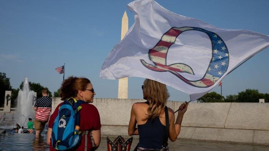 Duas mulheres em manifestação do QAnon em Washington; as crises familiares adeptos do QAnon são o ápice de um processo que vem se desenrolando em outros países ocidentais - Getty Images