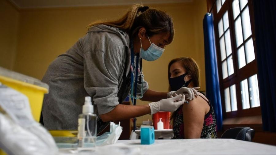 O Chile é hoje o país da América Latina com o maior percentual da população vacinada - Getty Images