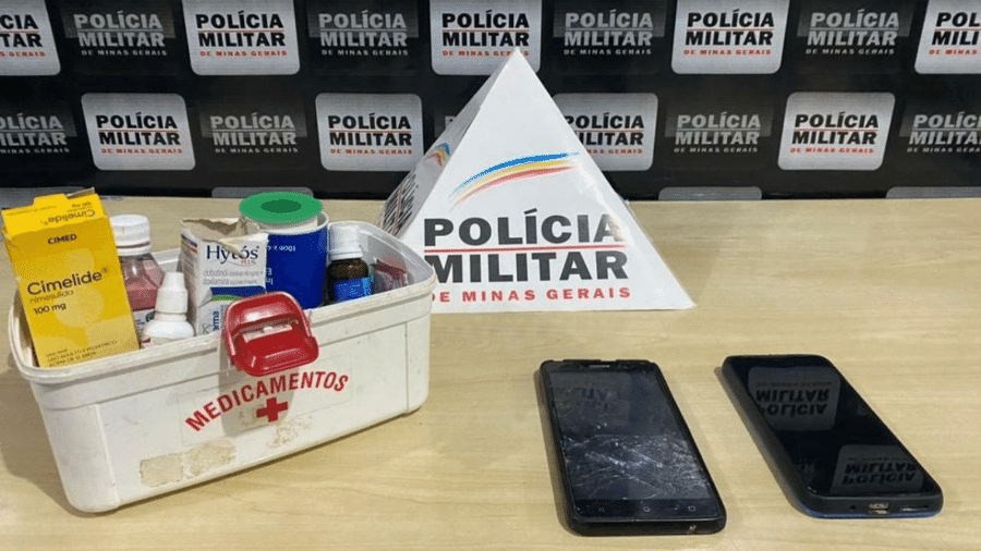 Polícia apreendeu celulares de mãe e padrasto de menina de 12 anos, além de caixa de remédios  - Divulgação/Polícia Militar 
