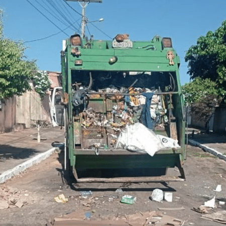 Imagem de caminhão após explosão que feriu gari - Reprodução/Instagram/@cbmgo