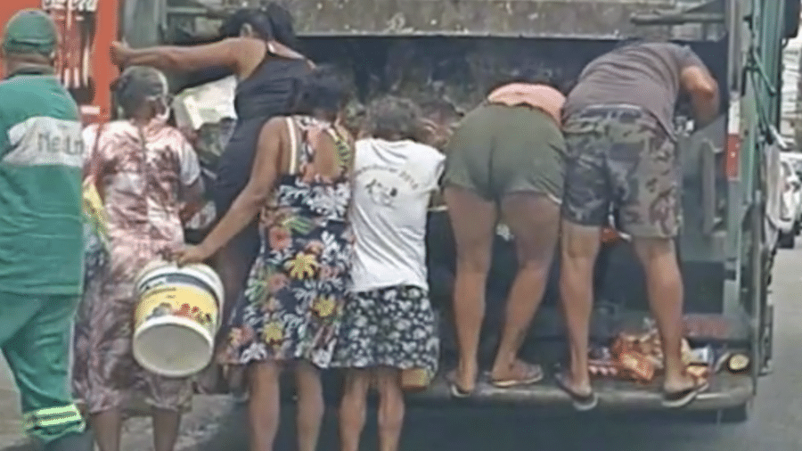Moradores reviram caminhão de lixo em busca de restos de comida em frente a supermercado de Fortaleza, capital do Ceará - Reprodução/TikTok/André Queiroz