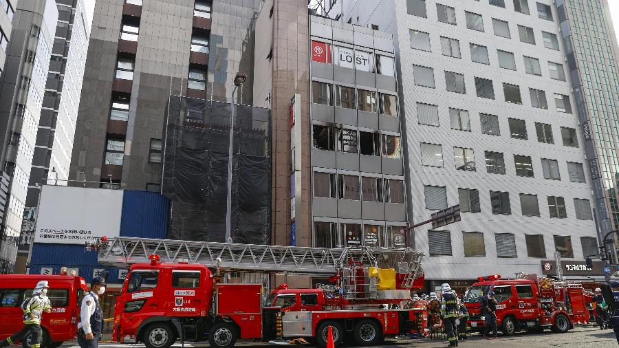 17.dez.2021 - Carros dos bombeiros em frente ao prédio atingido por um incêndio em Osaka, no Japão - Kyodo/via REUTERS