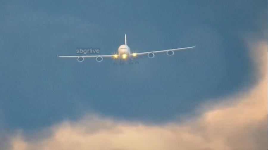 Airbus A380 é visto atravessando densa fumaça que cobria os céus do Aeroporto de Guarulhos (SP). - Reprodução/YouTube