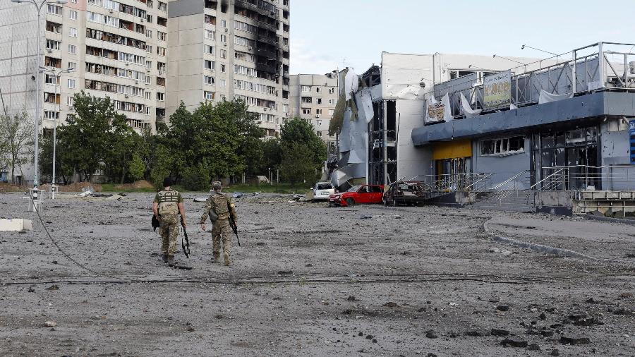 Militares ucranianos em uma área danificada após ataque russo na cidade de Kharkiv, na Ucrânia - REUTERS/Ricardo Moraes