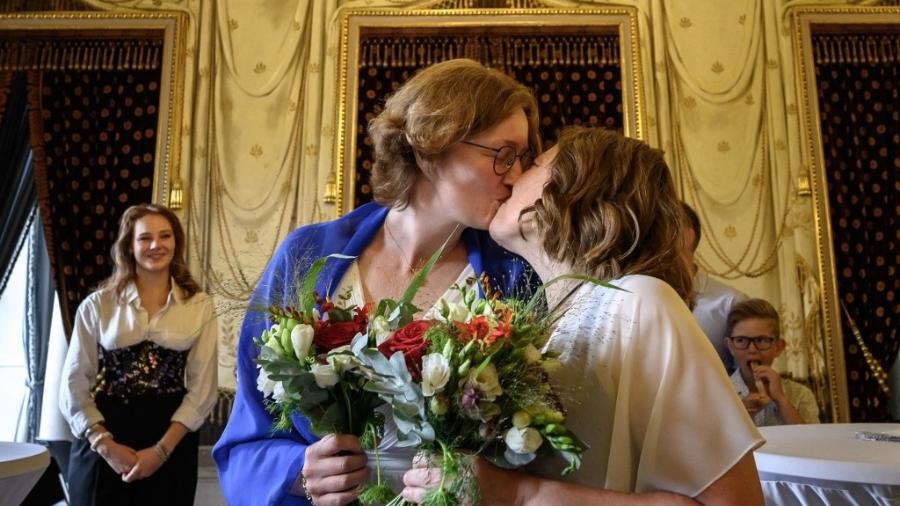 Laure e Aline se beijam durante cerimônia de casamento em Genebra, na Suíça; lei que permite casamento igualitário no país passou a valer hoje - Fabrice Coffrini/AFP