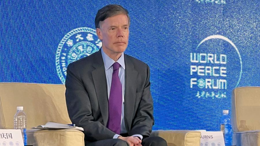 Embaixador dos Estados Unidos na China, Nicholas Burns, no Fórum Mundial da Paz - YEW LUN TIAN/REUTERS