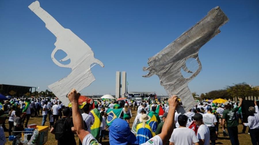 Manifestação em Brasília em apoio ao presidente Jair Bolsonaro (PL): flexibilização de porte e posse de armas foi bandeira de governo - Sergio Lima/AFP via Getty Images