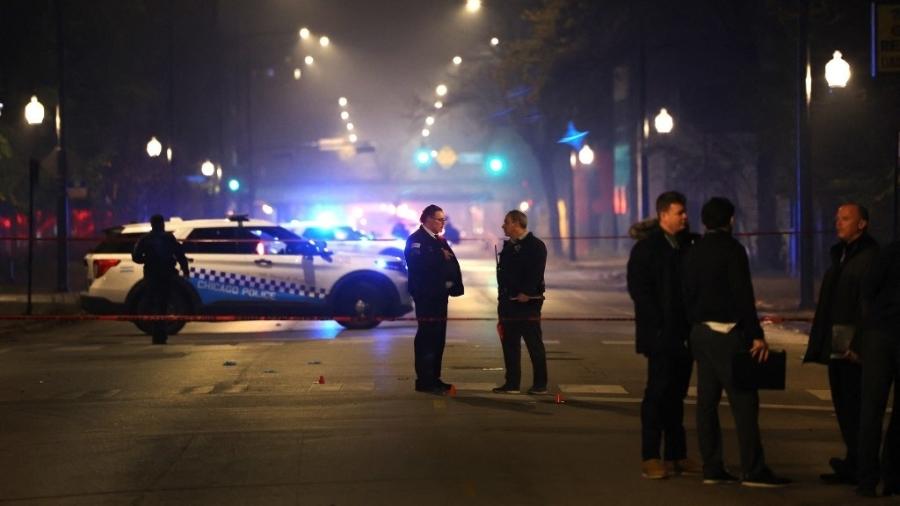 Pelo menos 14 pessoas ficaram feridas após homem em carro passar atirando em vigília na cidade de Chicago, nos Estados Unidos - SCOTT OLSON / GETTY IMAGES NORTH AMERICA / Getty Images via AFP