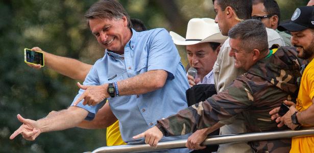 O então presidente Bolsonaro participa de ato de raiz golpista na Paulista no 7 de Setembro de 2021; em 2024, ele convoca seguidores para o mesmo local para explicar que não tentou golpe de Estado