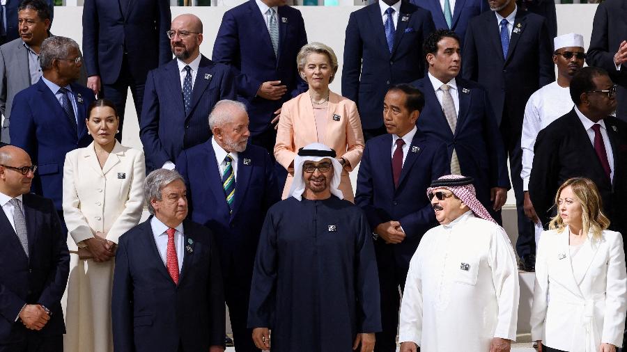 Lula e outros chefes de Estado posam para uma foto durante a COP28, em Dubai