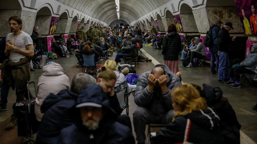 Pessoas se abrigam dentro de uma estação de metrô durante um ataque com mísseis russos em Kiev, Ucrânia, em 11 de abril de 2024