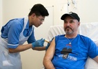 Paciente inglês é o primeiro a tomar nova vacina contra câncer de pele - Reprodução/Instagram/@steveyounguk