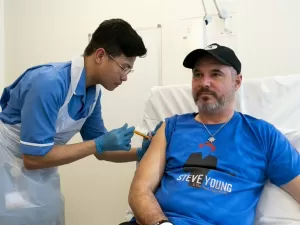 Paciente inglês é o primeiro a tomar nova vacina contra câncer de pele
