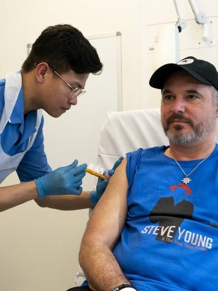 Steve Young foi o primeiro a receber a vacina contra o melanoma - Reprodução/Instagram/@steveyounguk