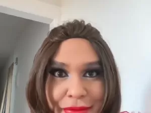 George Santos posta vídeo como drag queen 'depois de 18 anos no armário'