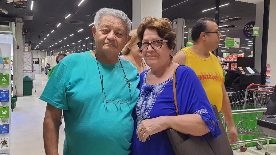 Aposentados Maria de Lourdes Silva e Francisco Assis da Silva foram para Capão da Canoa após sua casa, em Canoas, ser alagada - Hygino Vasconcellos/UOL