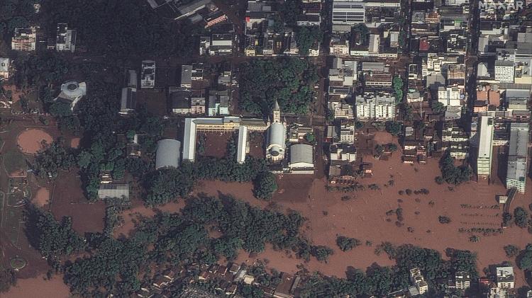 Imagem de satélite mostra alagamento no entorno da Igreja de Santo Inácio de Loyola, em Lajeado (RS)