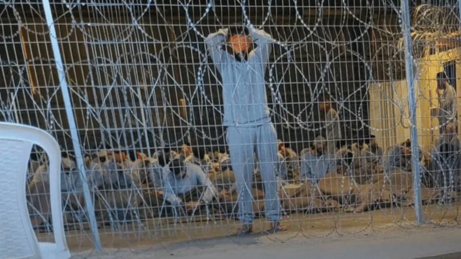 Foto vazada obtida pela CNN Internacional mostra prisioneiros palestinos vendados no campo de detenção de Sde Teiman, em Israel
