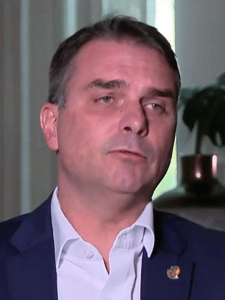 Senador Flávio Bolsonaro saiu em defesa de seu pai, o ex-presidente Jair Bolsonaro - Reprodução - 4.mai.2024/GloboNews