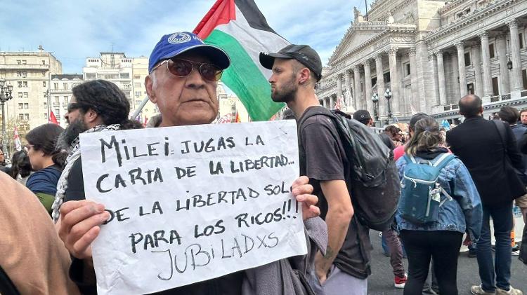 Idoso durante manifestação em frente ao Congresso argentino, em Buenos Aires