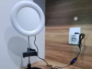 'Me surpreendi': ring light com espelho e suporte para celular está R$ 45