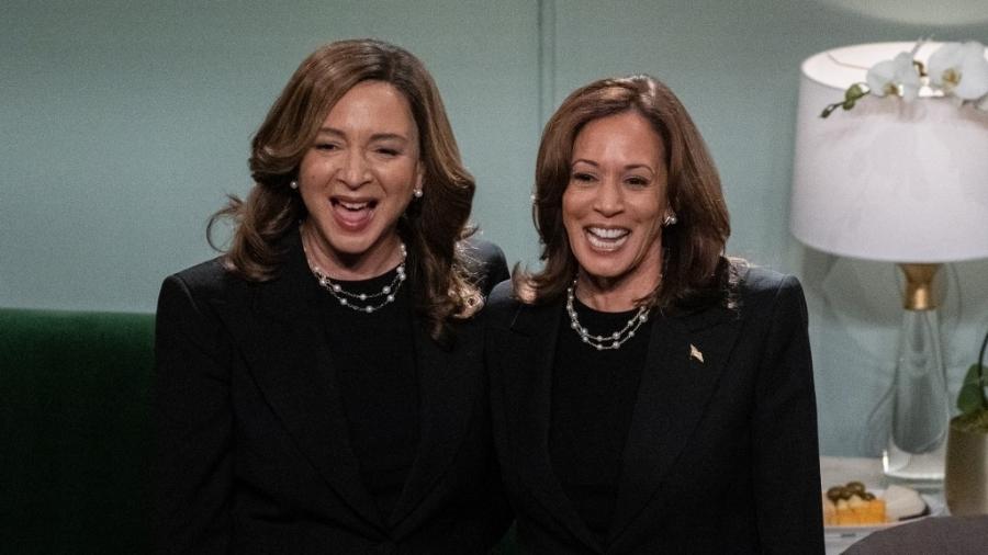 Atriz Maya Rudolph ao lado da candidata democrata Kamala Harris em aparição no Saturday Night Live