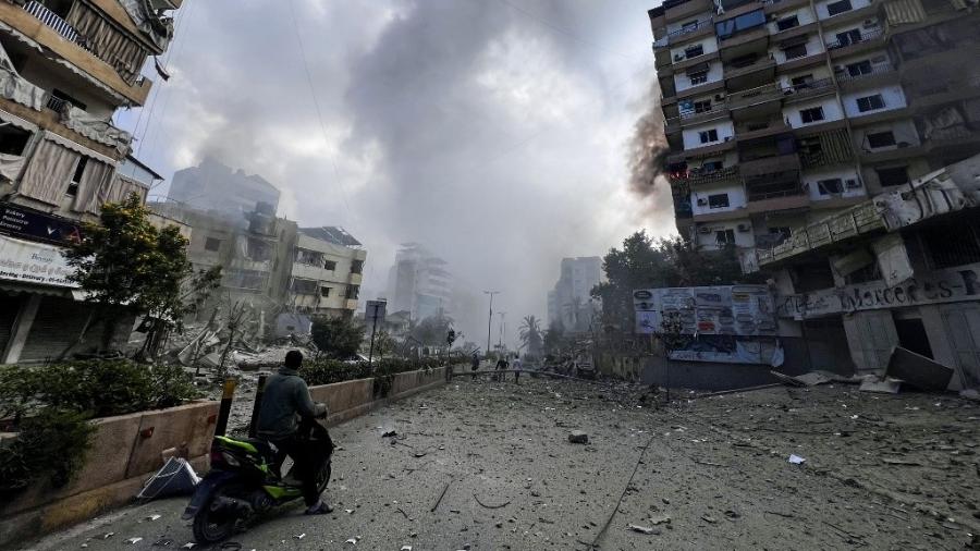 Motociclista observa ponto de ataque israelense na periferia de Beirute Motociclista observa ponto de ataque israelense na periferia de Beirute