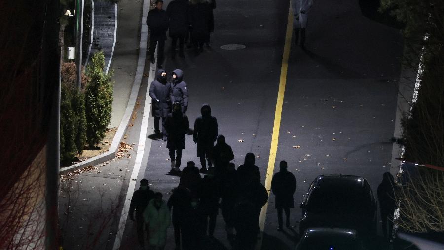 Membros do Serviço de Segurança Presidencial caminham na entrada da residência oficial do presidente Yoon Suk Yeol - Kim Hong-Ji/REUTERS