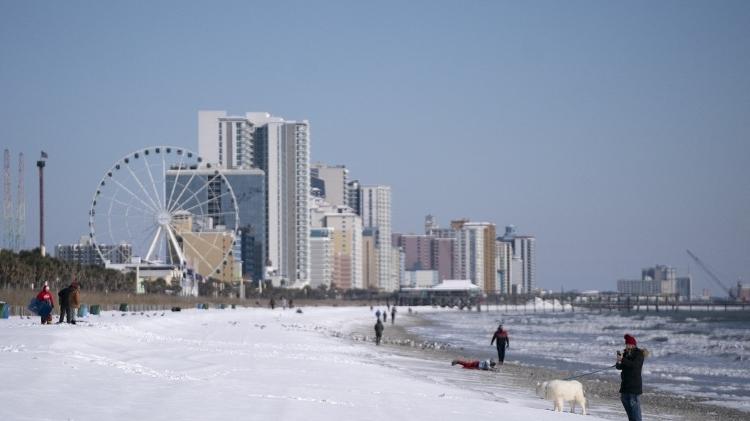 (22.jan.2025) Praia na Carolina do Sul coberta por neve durante frente fria extrema que atinge os Estados Unidos