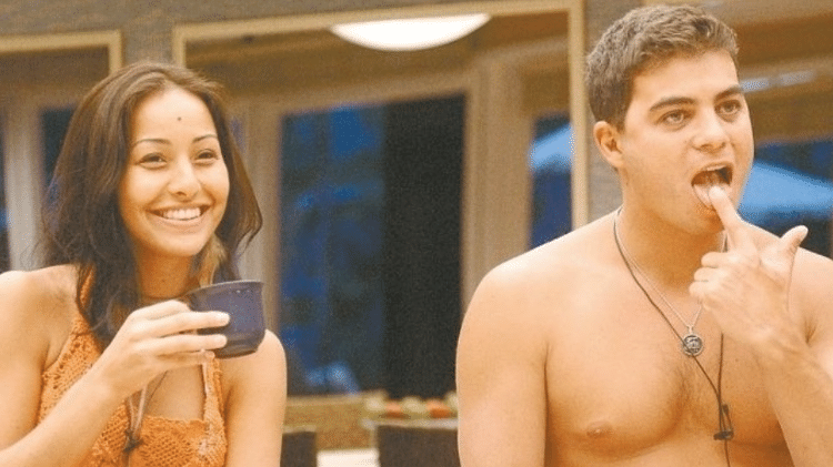 Sabrina Sato e Dhomini no Big Brother Brasil 3, em 2003. O casal viveu um romance intenso ao longo do reality Sabrina Sato e Dhomini no Big Brother Brasil 3, em 2003. O casal viveu um romance intenso ao longo do reality