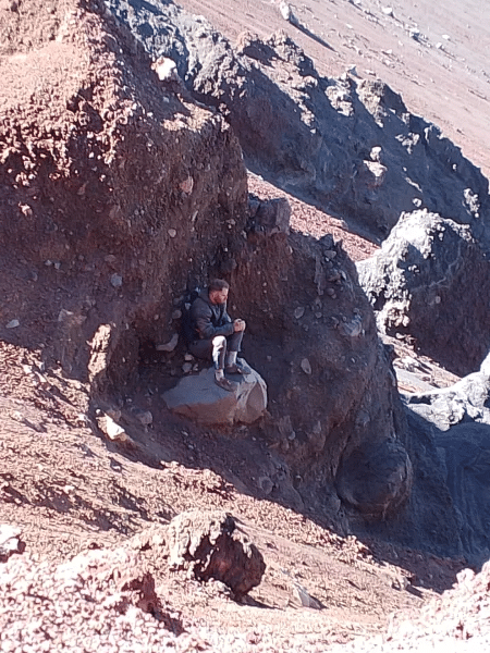 O irlandês Paul Farrel, 31, foi resgatado do monte Rinjani no mesmo dia da queda, em 2024