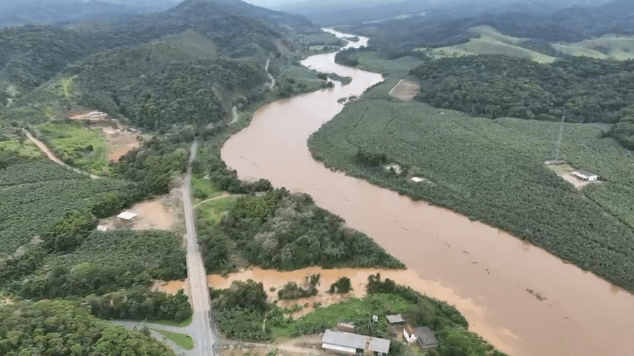 Rio Ribeira de Iguape, na altura de Eldorado (SP), teve nível elevado após fortes chuvas na região