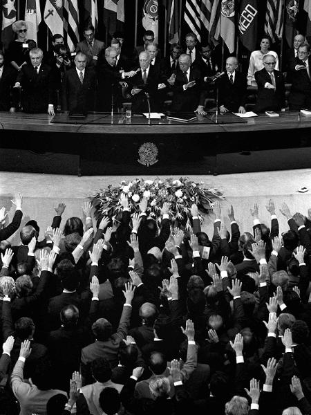 O deputado federal Ulysses Guimarães e os parlamentares da Assembléia Constituinte prestam juramento à Constituição, em sua promulgação, em Brasília O deputado federal Ulysses Guimarães e os parlamentares da Assembléia Constituinte prestam juramento à Constituição, em sua promulgação, em Brasília