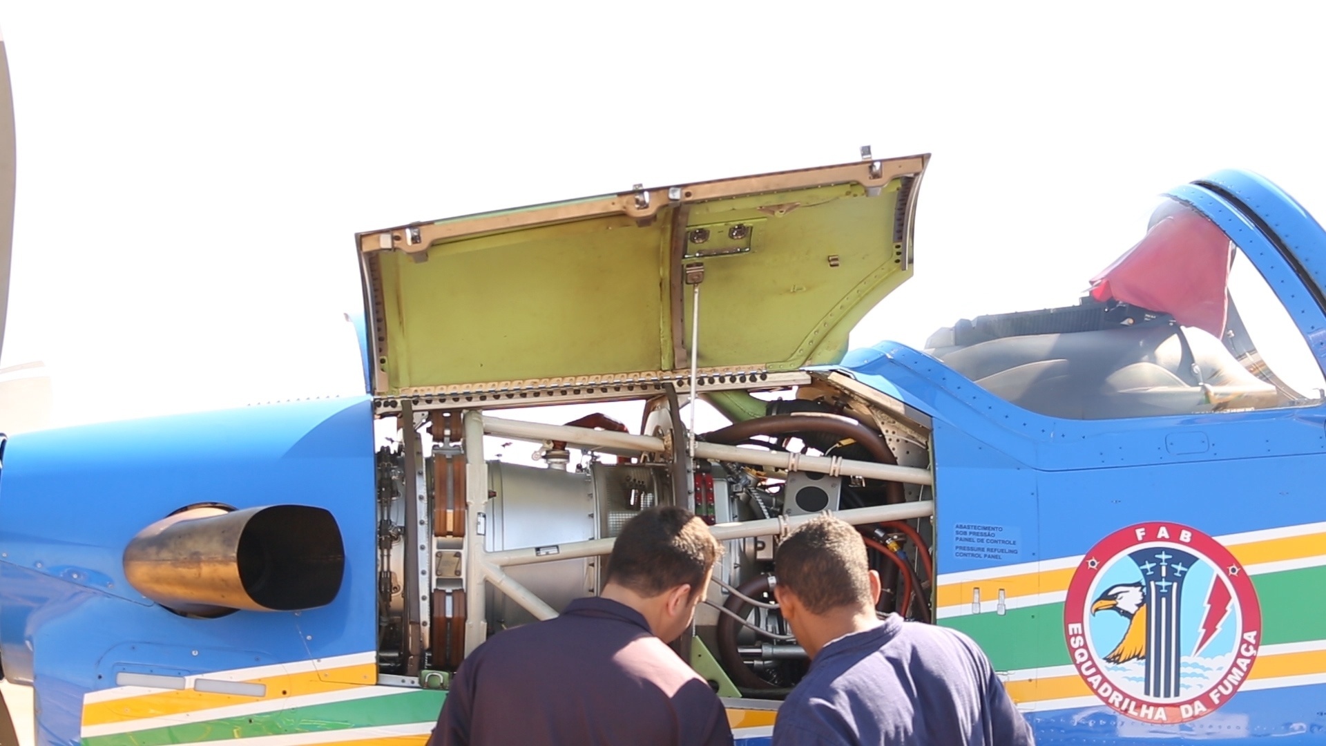 4.ago.2015 - Detalhe do motor da aeronave A-29 Super Tucano da Esquadrilha da Fumaça na Academia da Força Aérea em Pirassununga (SP) - Ugo Soares/TV UOL