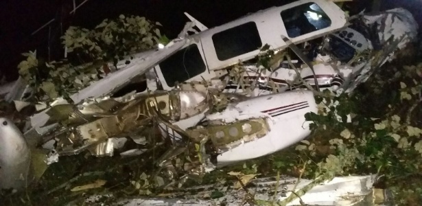 Destroços do pequeno avião que caiu no município de San Pedro de los Milagros, no noroeste da Colômbia - Corpo de Bombeiros de San Pedro de los Milagros/Efe