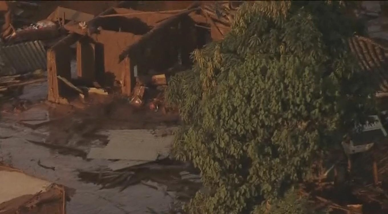5.nov.2015 - A barragem da mineradora Samarco Fundão, no subdistrito de Bento Rodrigues, distrito de Santa Rita Durão, em Mariana (MG), a 115 km de Belo Horizonte, rompeu por volta das 16h30 desta quinta-feira. De acordo com o Corpo de Bombeiros, pelo menos dez pessoas estão desaparecidas - Reprodução/Globo News