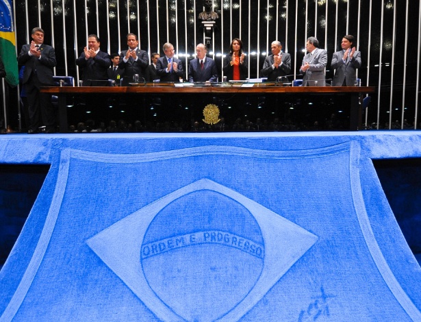 Funcionário da área de limpeza desenha a bandeira do Brasil que já virou emblema do plenário - Agência Senado - 29.mar.2012