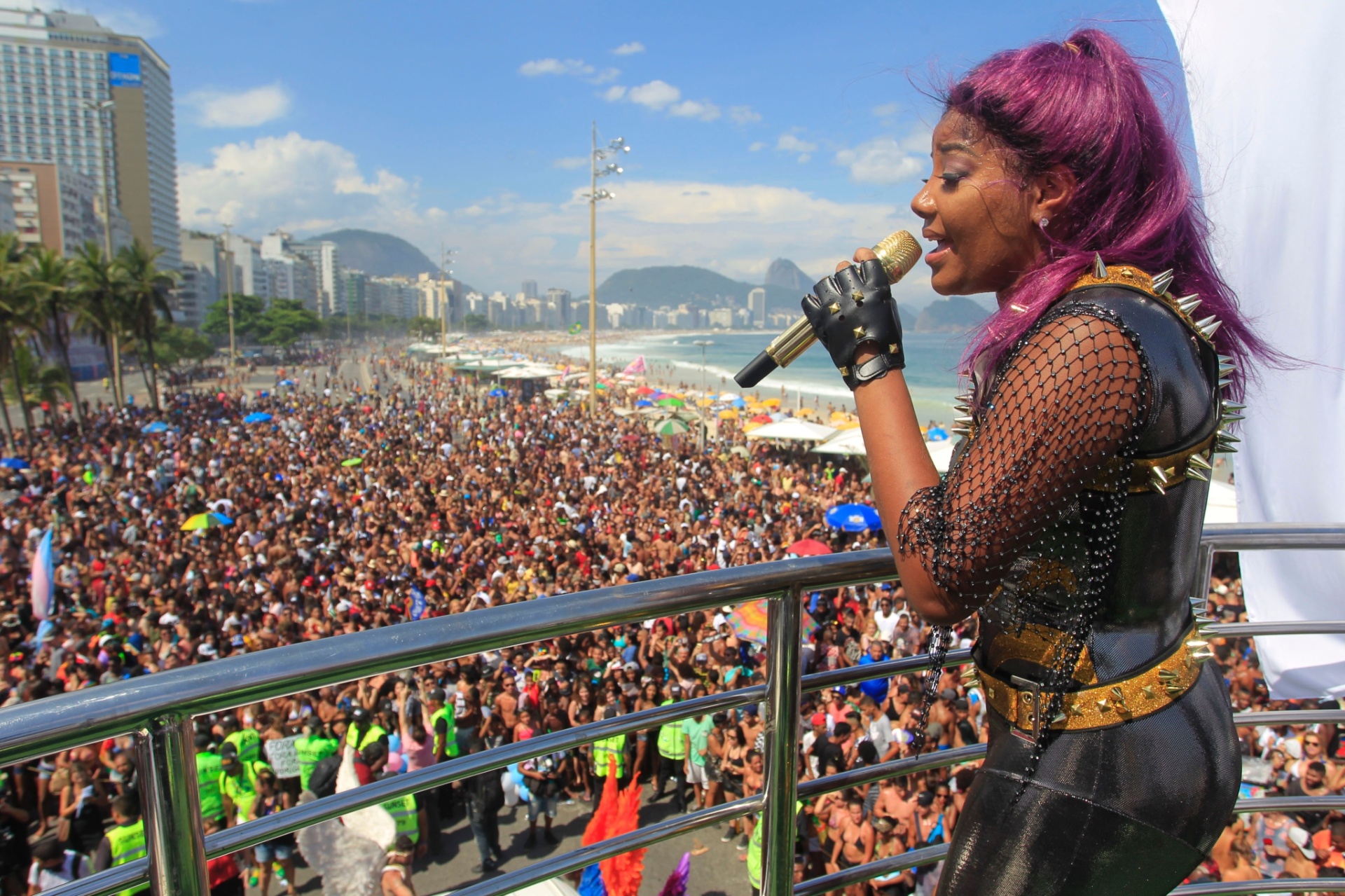 11.dez.2016 - Principal atração da 21º Parada do Orgulho LGBT, a cantora Ludmilla se apresenta em trio elétrico na praia de Copacabana, zona sul do Rio de Janeiro - Maíra Coelho/Agência O Dia/Estadão Conteúdo