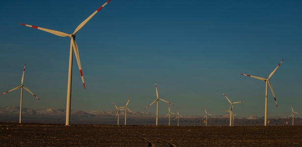 Turbinas de vento no Deserto de Atacama, no Chile - Meridith Kohut/The New York Times