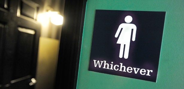Placa de banheiro sem restrição de gênero nos EUA - SARA D. DAVIS/AFP