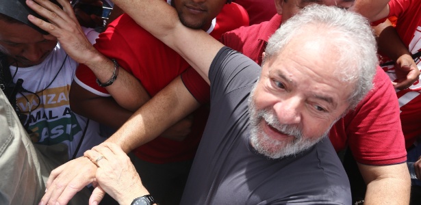 Lula durante ato no Comperj, em Itaboraí (RJ), nesta quinta; mais tarde, em Nova Iguaçu, ele faria críticas à Lava Jato do Rio - Fábio Motta/Estadão Conteúdo
