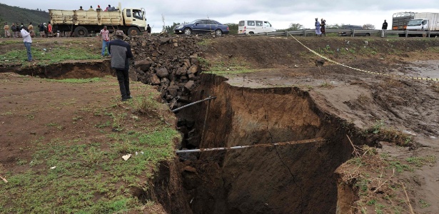 A estrada que liga as cidades quenianas de Narok e Nairobi foi atravessada pela fenda que se abriu no mês passado no sudoeste do país - Tony Karumba/AFP