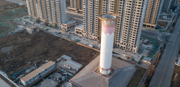 Vista aérea da torre de purificação em Xian, que expele um tipo de ar que normalmente só se encontra nos ambientes mais puros do mundo - Fred Dufour/AFP 