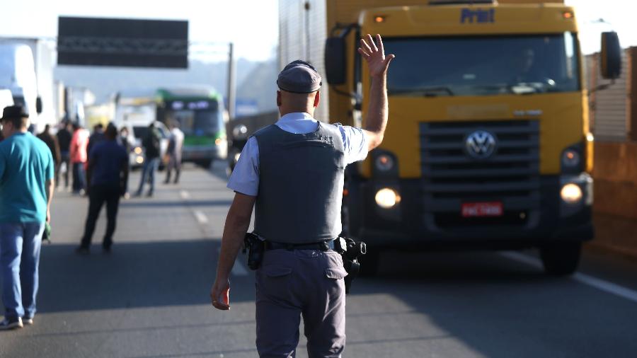 Policiais, guardas civis e agentes de trânsito têm restringido a entrada em cidades do litoral de SP por conta do coronavírus - Hélvio Romero/Estadão Conteúdo