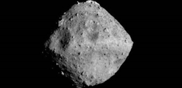 Antes de coletar material abaixo da superfície do asteroide Ryugu, cientistas vão mapear o objeto que está a 290 milhões de quilômetros da Terra - Jaxa Et Al