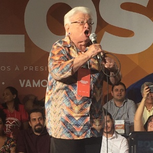 A deputada Luiza Erundina discursa na convenção do PSOL que oficializa candidatura de Boulos (ao fundo)