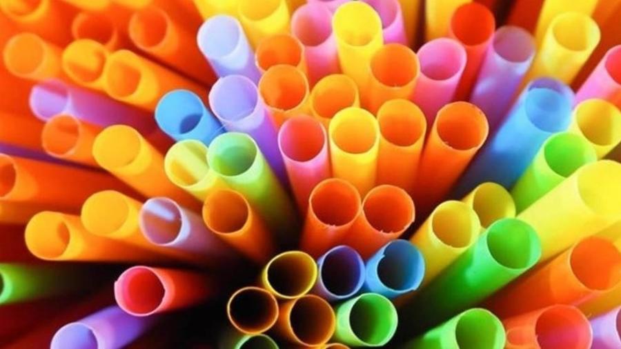 Plástico tem efeitos tóxicos para o meio ambiente - Jenjira Indon/Getty Images/BBC