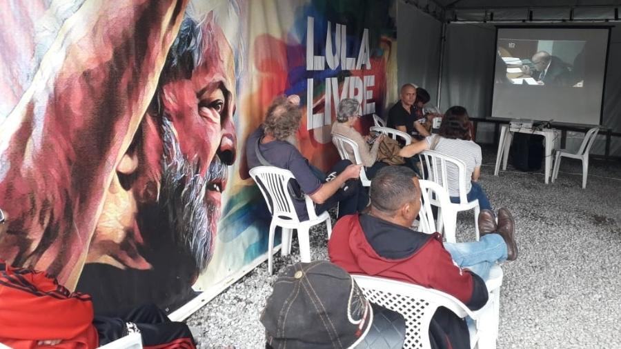 Manifestantes assistem ao julgamento do ex-presidente Lula na Vigília Lula Livre, em Curitiba (PR) - Vinicius Konchinski/UOL